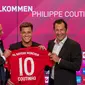 Pemain baru Bayern Munchen Philippe Coutinho (tengah) memegang jersey timnya bersama CEO Karl-Heinz Rummenigge (kiri) dan pelatih Hasan Salihamidzic saat konferensi pers di Munich, Jerman, Senin (19/8/2019). Coutinho resmi menjadi pemain Bayern Munchen musim 2019-2020. (Peter Kneffel/dpa via AP)