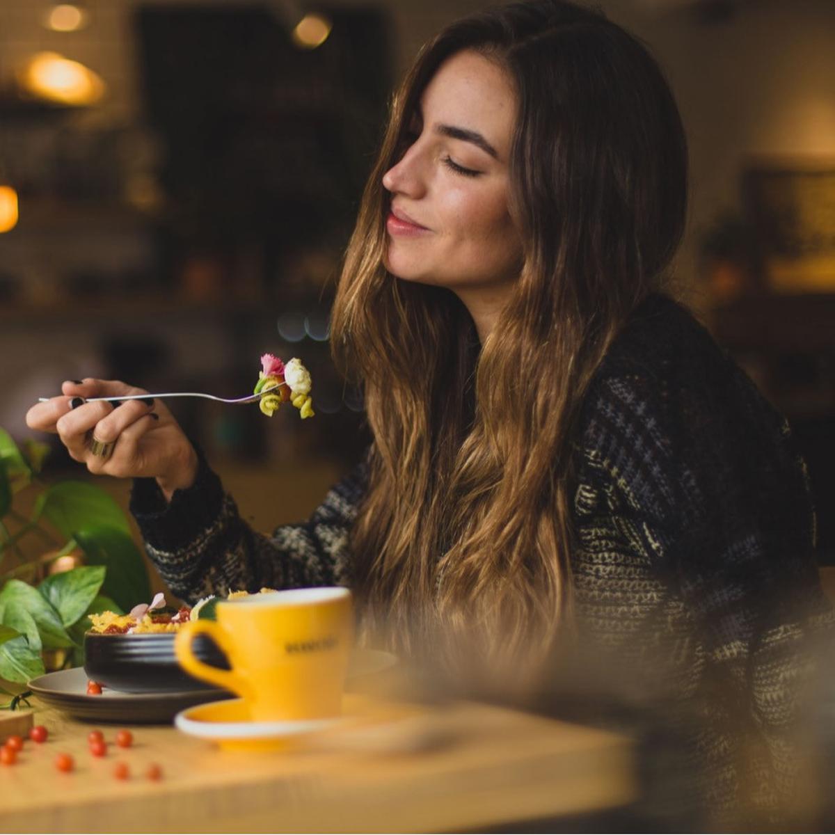 Ilustrasi makan makanan sehat