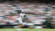 Petenis Inggris Raya, Andy Murray saat mengembaikan bola ke arah lawannya dari Kazakhstan, Alexander Bublik pada babak pertama Wimbledon 2017 di The All England Lawn Tennis Club, Wimbledon, London, (3/7/2017). AFP/Adrian Dennis)