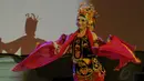 Sejumlah penari menarikan tarian tradisional Banyuwangi saat pembukaan Internasional Tour De Banyuwangi Ijen, (15/10/2014). (Liputan6.com/Helmi Fithriansyah)