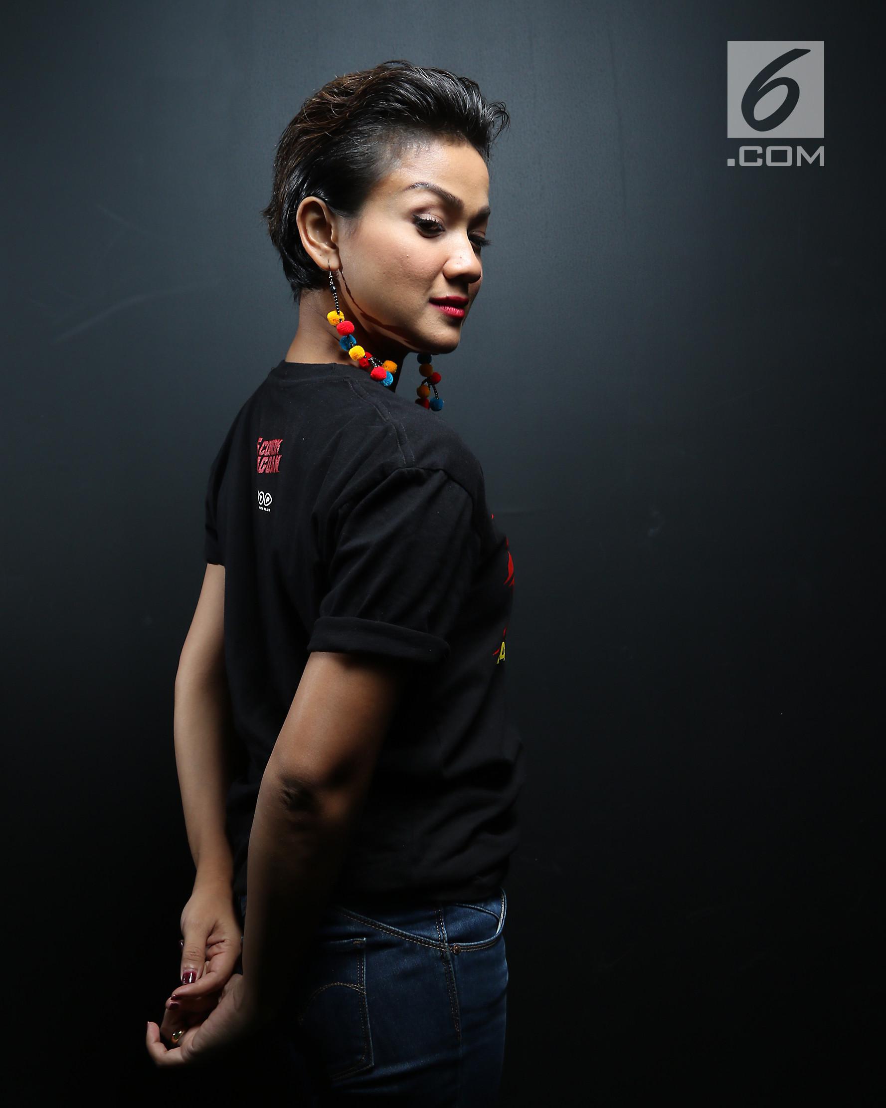 Pemain film 5 Cowok Jagoan, Nirina Zubir berpose saat sesi foto di kantor Liputan6.com, SCTV Tower, Jakarta, Kamis (15/11). Dalam persiapannya, Nirina rajin melakukan latihan fisik selama satu setengah bulan setiap hari. (Liputan6.com/Fatkhur Rozaq)