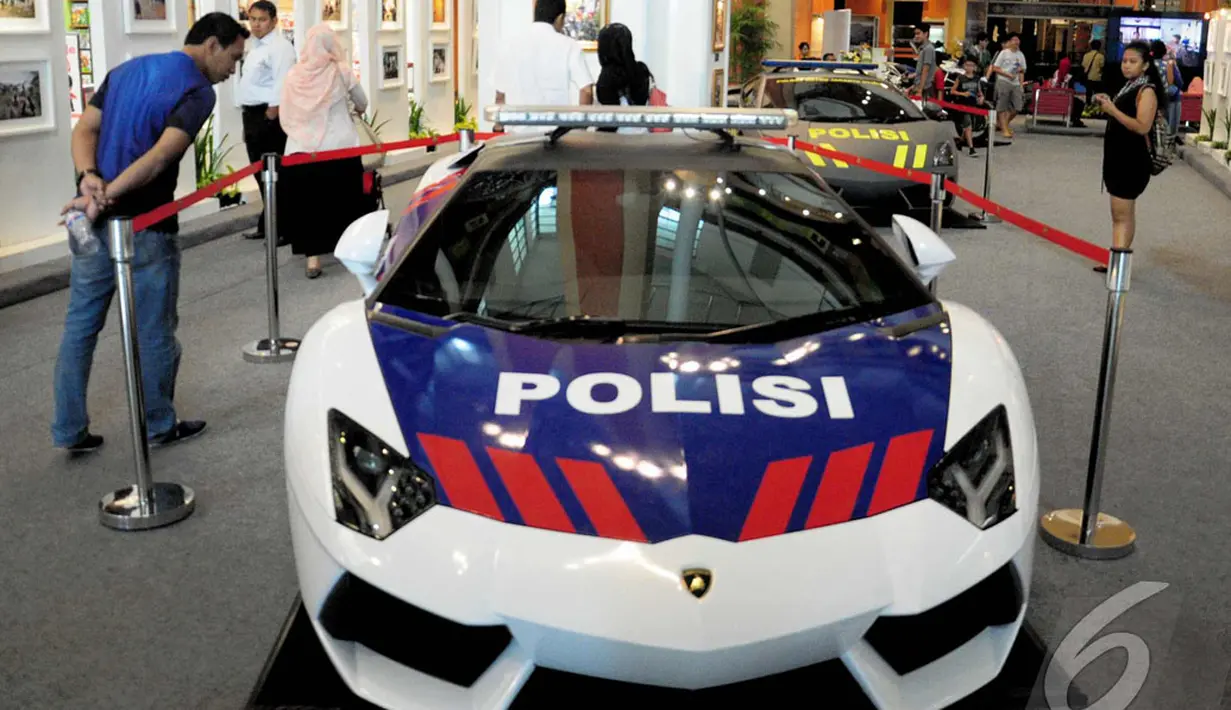 Kehadiran Mobil Lamborghini dalam pameran menjadikannya sebagai pusat perhatian dalam pameran, Mal Kelapa Gading, Jakarta, Selasa (24/6/2014) (Liputan6.com/Faizal Fanani)