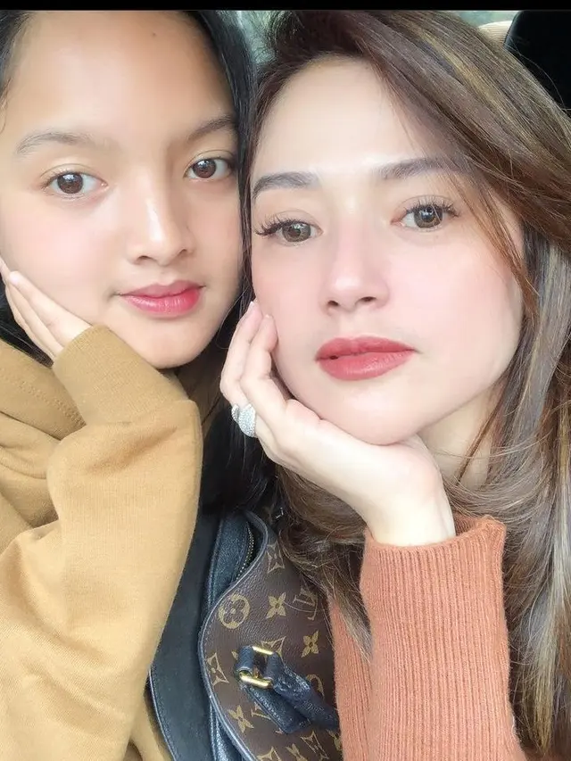 Bak Seumuran, Ini 6 Potret Kebersamaan Citra Monica dan Putrinya