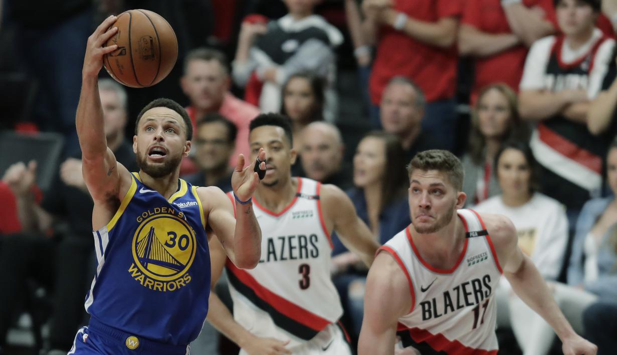 Pebasket Golden State Warriors, Stephen Curry, berusaha memasukkan bola saat melawan Portland Trail Blazers pada laga NBA 2019 di Moda Center, Senin, (20/5). Warriors menang 119-117 atas Blazers. (AP/Ted S. Warren)