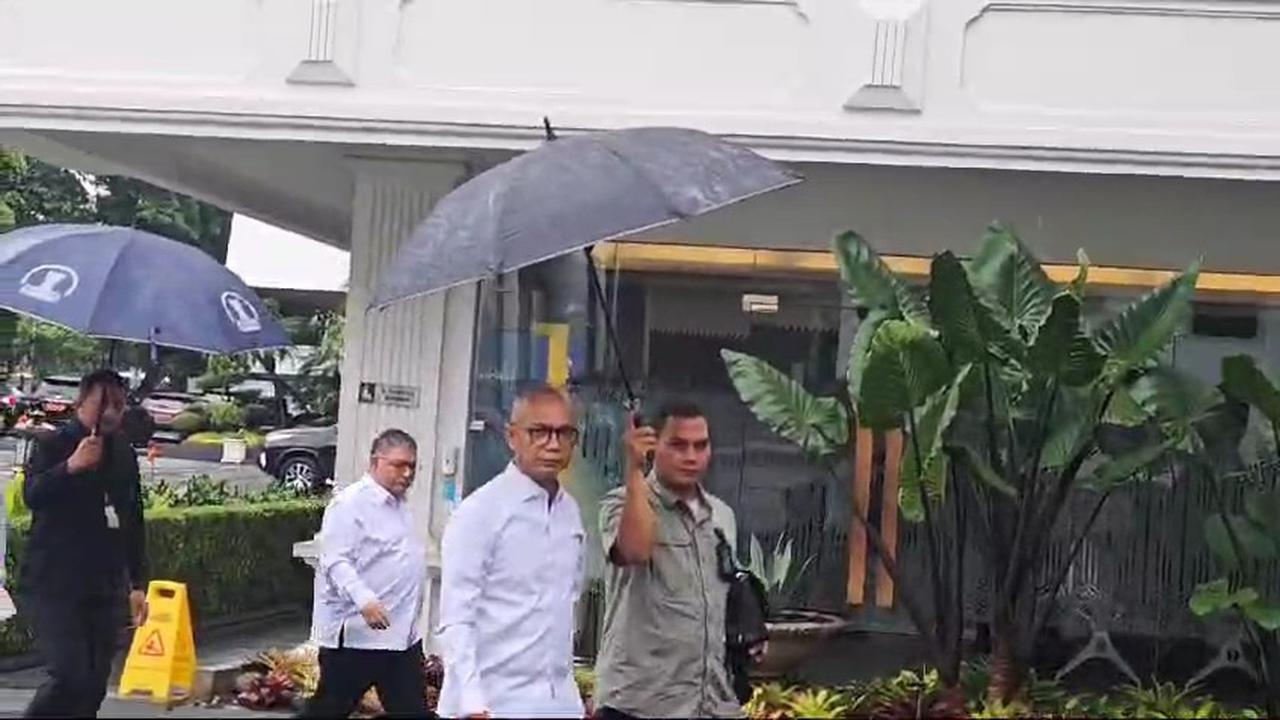 Presiden Prabowo Subianto memanggil para jaksa agung muda hingga Kepala Pusat Pelaporan dan Analisis Transaksi Keuangan (PPATK) Ivan Yustiavandana ke Istana Kepresidenan Jakarta, Senin (13/1/2025).