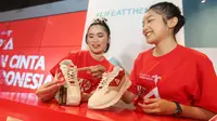 Model menunjukkan sepatu desain spesial edisi terbatas sebagai bagian kampanye “Ada Cinta, Ada KitKat: Sebarkan Cinta Produk Indonesia!” di The Nest, Nestlé Indonesia, Jakarta (30/01/2023) (Liputan6.com)