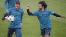 Bek Real Madrid, Marcelo dan Luca Fernandez, saat latihan jelang laga Liga Champions di Stadion Allianz, Turin, Senin (2/4/2018). Real Madrid akan berhadapan dengan Juventus. (AFP/Marco Bertorello)