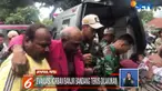Banjir juga merusak bangunan sekolah. Pagar sekolah jebol. Sebagian peralatan belajar mengajar rusak.