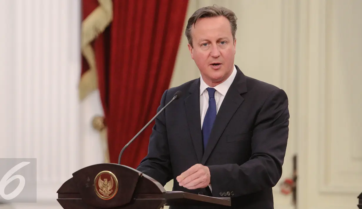 PM Inggris David Cameron memberikan pernyataan pers bersama di Istana Negara, Jakarta, Senin (27/7). Keduanya melakukan pertemuan bilateral untuk meningkatkan hubungan kerjasama kedua negara di berbagai bidang. (Liputan6.com/Faizal Fanani)