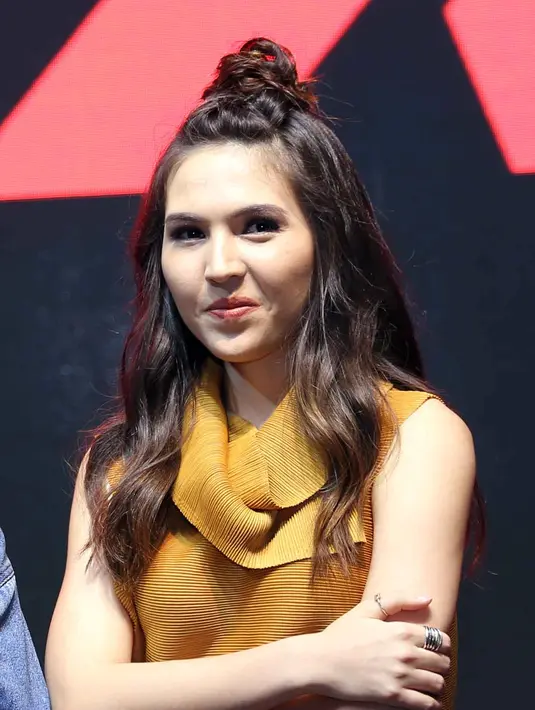 Selain Olivia Jansen Lubis, film Multiverse: The 13th Step juga dibintangi oleh Rendy Kjaernett dan Ari Wibowo. Meski tengah hamil enam bulan, ia tetap ikut sibuk promo film tersebut. (Nurwahyunan/Bintang.com)