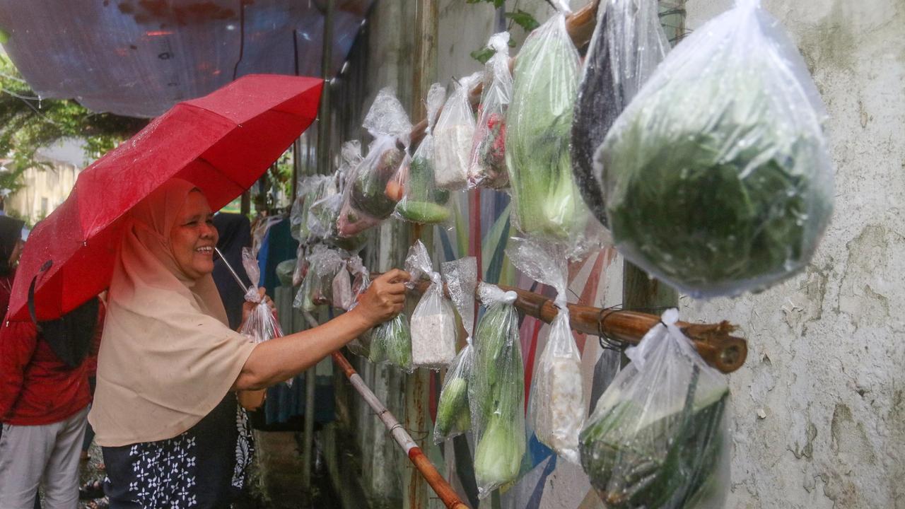 FOTO: Warga Jati Padang Berbagi Bahan Makanan dan Pakaian Layak Pakai di Bulan Ramadan