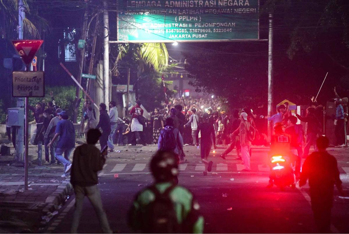 FOTO: Rusuh Pelajar dan Brimob di Pejompongan Hingga Malam Hari (ukuran kecil)