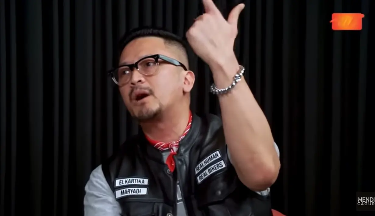 "Karena soal motor dan itu terjadi saat gue SMA kelas 1 dan ini baru pertama kali gue bicara di sini," kata Ferry Maryadi. "Karena berantem, tawuran?" tanya Wendy. [Youtube/WENDI CAGUR]