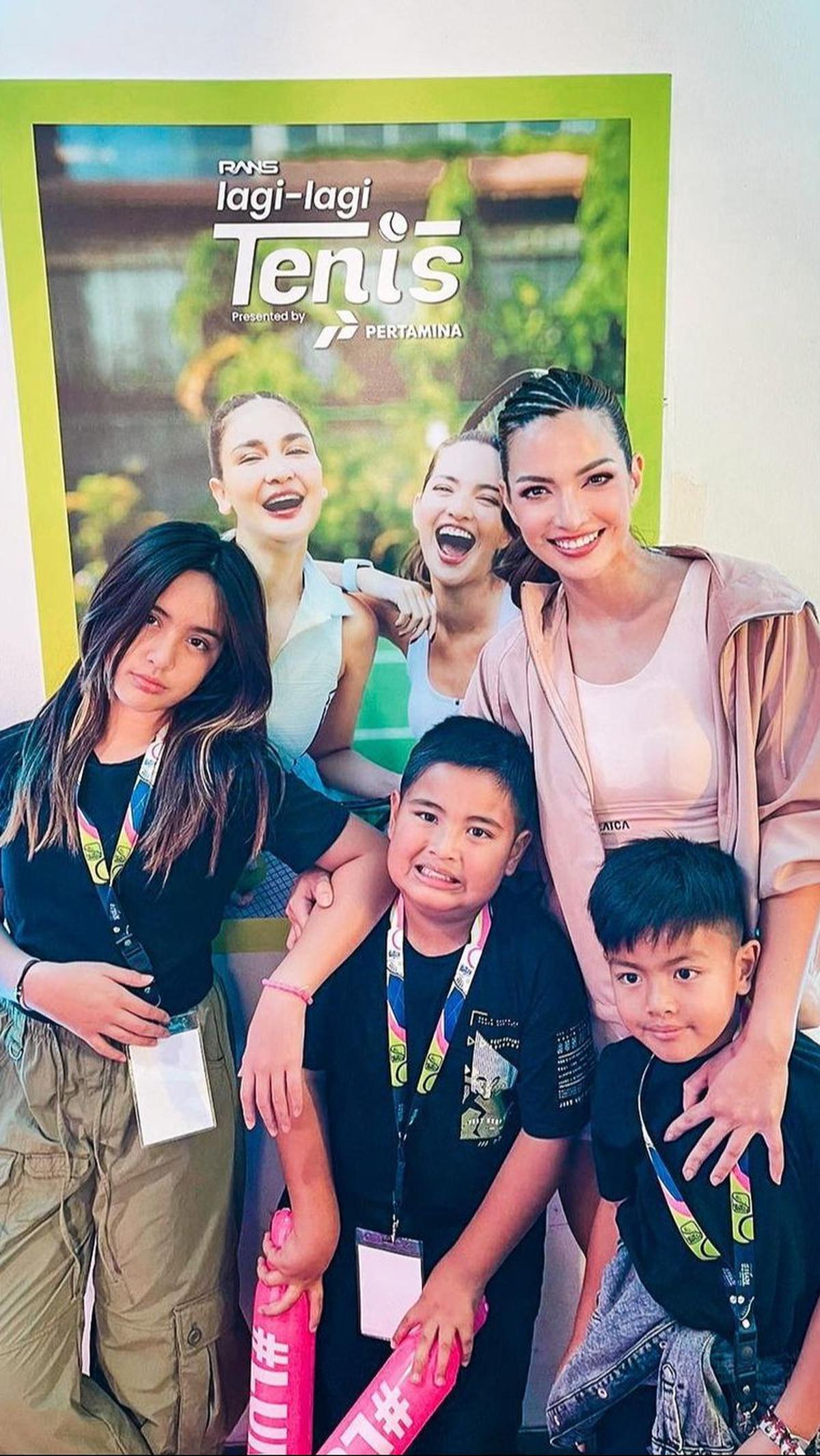 Terlebih, Nia terlihat awet mudah meski sudah menjadi ibu tiga anak.&nbsp;