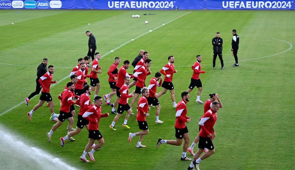 Para pemain Georgia menghadiri sesi latihan resmi Euro 2024, di Stadion Velbert, Velbert, Jerman pada 17 Juni 2024. (INA FASSBENDER/AFP)