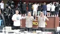 Kapolda Metro Jaya Irjen Pol Gatot Eddy Pramono (tengah) menunjukkan barang bukti saat rilis kasus penipuan online (Telecom Fraud) di Mapolda Metro Jaya, Jakarta, Selasa (26/11/2019). Polisi meringkus 91 tersangka yang merupakan warga negara (WN) China. (merdeka.com/Iqbal Nugroho)