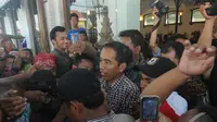 Usai berbelanja batik, Jokowi langsung diserbu warga yang ingin berjabat tangan dengan dirinya, Cirebon, Jawa Barat , Rabu (18/6/2014) (Liputan6.com/Herman Zakharia).