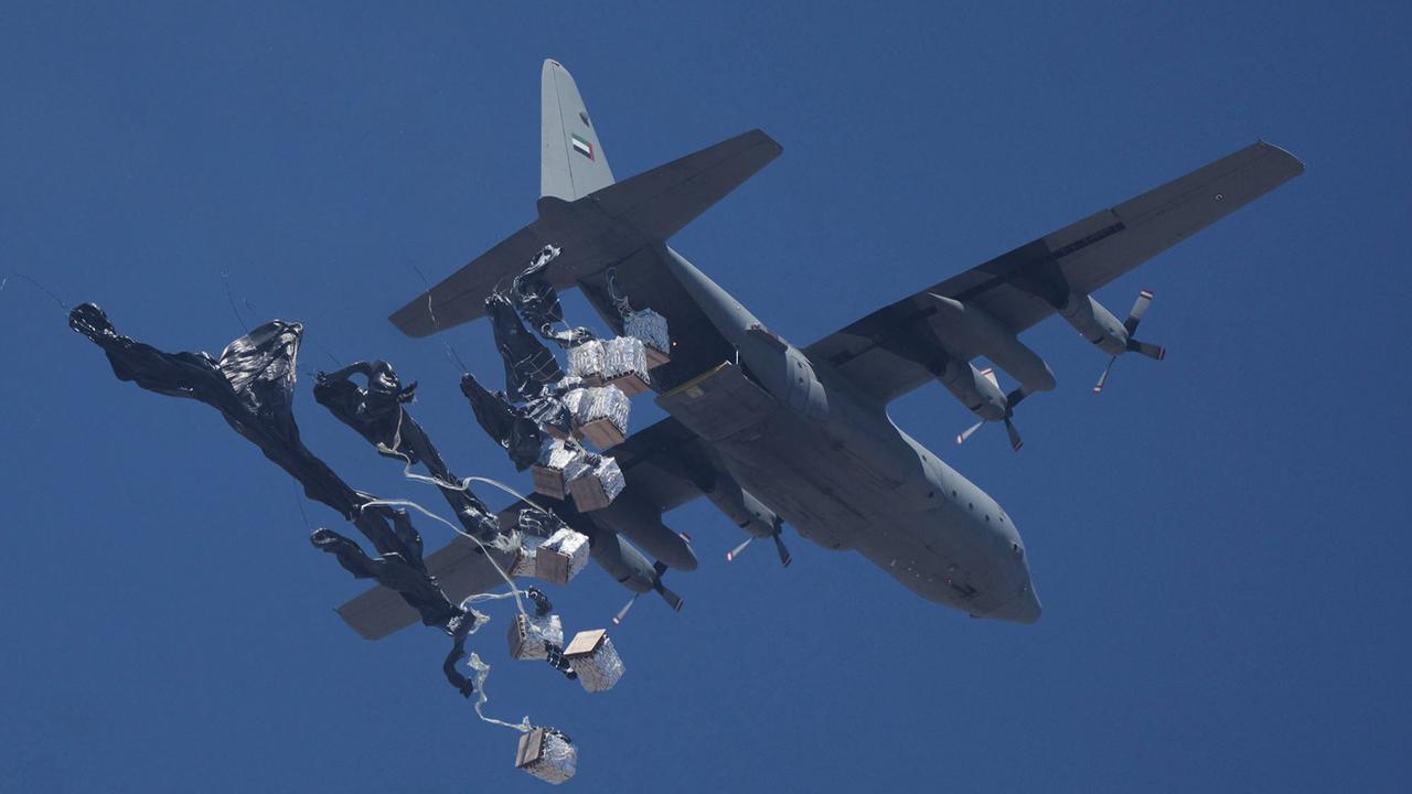 FOTO:  Momen Bantuan Kemanusiaan Dijatuhkan dari Udara di Langit Gaza