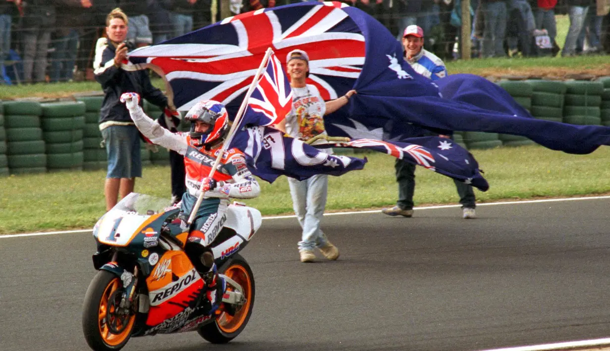 Mick Doohan mengikuti ajang balap Superbike pertama dan satu-satunya pada tahun 1988. Ia sukses menyabet tiga kemenangan dari empat balapan. Berkat prestasinya, ia direkrut oleh tim Honda pada tahun 1989. Pada tahun 1998 ia berhasil menjadi juara dunia di Moto GP. (Foto: AFP/John Morris)