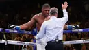 Anthony Joshua berdiri di sudut ring saat wasit menghentikan pertandingannya dengan Andy Ruiz pada ronde ketujuh pertandingan tinju di Madison Square Garden, New York, Amerika Serikat, Minggu (2/6/2019). Ruiz menang KO di ronde ketujuh. (AP Photo/Frank Franklin II)