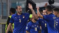 Bek Italia, Giorgio Chiellini (kiri) merayakan gol ke gawang Swiss yang akhirnya dianulir karena handsball dalam laga Grup A Euro 2020 di Olimpico Stadium, Roma, Kamis (17/6/2021) dini hari WIB. (Foto: AP/Pool/Andreas Solaro)