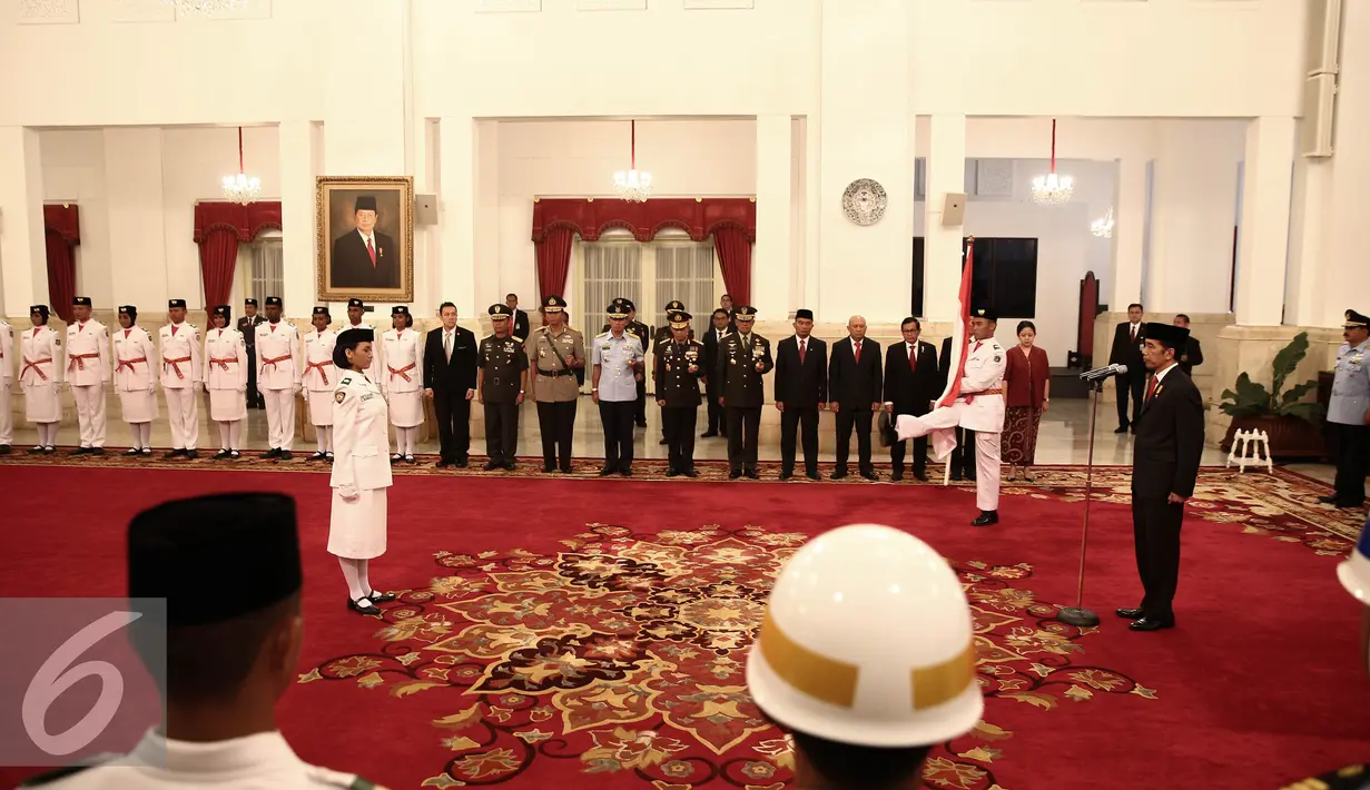 Presiden Jokowi memimpin Upacara Pengukuhan Paskibraka di Istana Negara, Jakarta, Senin (15/8). Sebanyak 68 paskibraka dikukuhkan oleh Presiden yang telah melewati seleksi dari seluruh daerah di Indonesia. (Liputan6.com/Faizal Fanani)