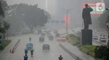 Sejumlah kendaraan melintas di tengah hujan lebat di kawasan Jalan Sudirman, Jakarta, Selasa (29/6/2021). BMKG mengungkapkan wilayah Jakarta dan sekitarnya masih dilanda hujan dan hawa dingin di musim kemarau. (Liputan6.com/Faizal Fanani)