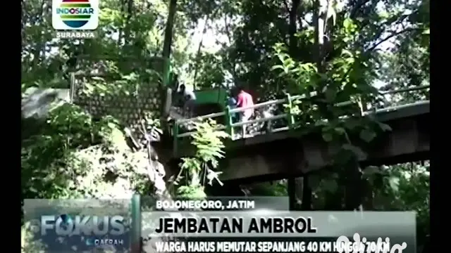 Sebuah jembatan penghubung antar dua kecamatan di Kabupaten Bojonegoro, Jawa Timur ambrol sedalam 2 meter, akibat tergerus arus air sungai di bawahnya, tidak ada korban jiwa, namun saat ini jalur tersebut hanya bisa dilalui kendaraan roda dua.