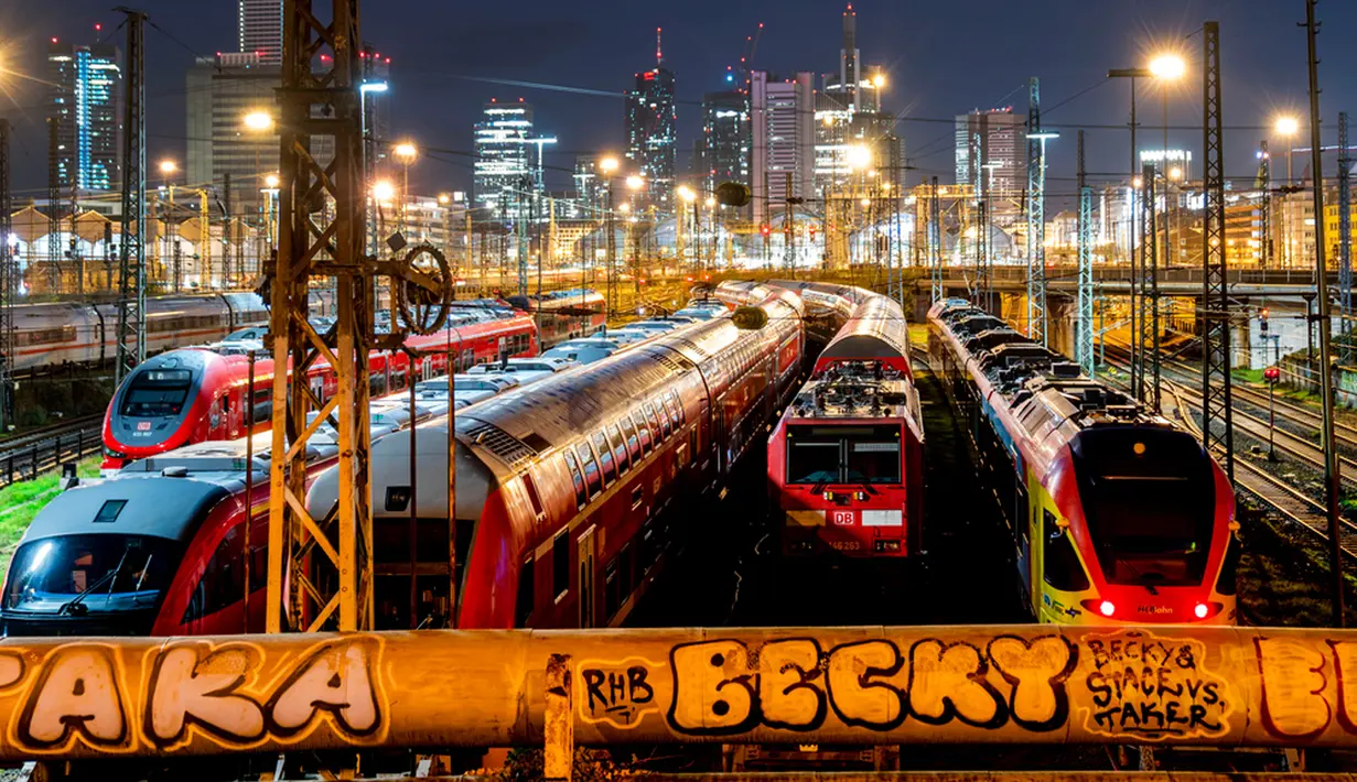 Kereta diparkir di luar stasiun kereta utama selama pemogokan angkutan umum nasional di Frankfurt, Jerman, Senin (27/3/2023). (AP Photo/Michael Probst)