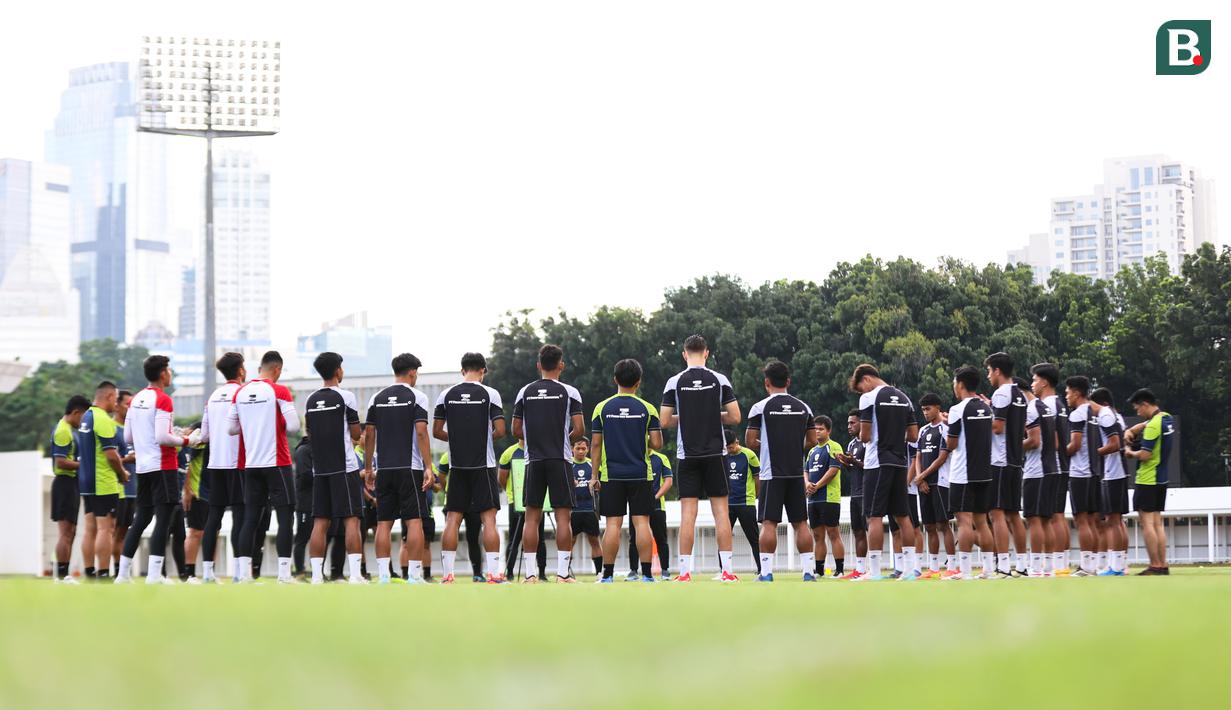 Timnas Indonesia melakukan sesi latihan di Stadion Madya, Gelora Bung Karno, Jakarta, Rabu (5/2/2025). (Bola.com/Abdul Aziz)