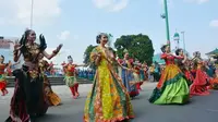 Model cantik berbusana batik tampil bersama dengan penari tradisional Banyumas dalam kirab batik Banyumasan, 2 September 2019. (Foto: Liputan6.com/Muhamad Ridlo)