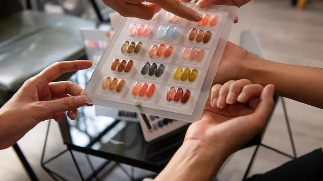 Tips Memilih Warna Nail Art Sesuai Tone Kulit (photo by freepik.com)