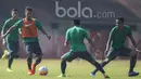 Gelandang Persib Bandung, Gian Zola, menggiring bola saat mengikuti seleksi Timnas Indonesia U-22 di Lapangan SPH Karawaci, Banten, Kamis (9/3/2017). (Bola.com/Vitalis Yogi Trisna)