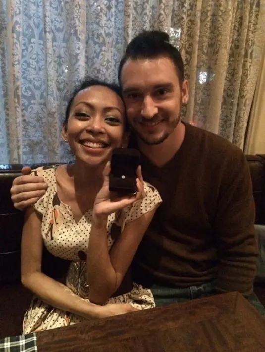 Jono sudah kenal Cice sejak 2012. Perkenalan mereka dari teman nongkrong dan bertukar pikiran, bahkan Cice pernah menjadi asisten basist GBS tersebut. (Via Twitter/@nyep_nyep)