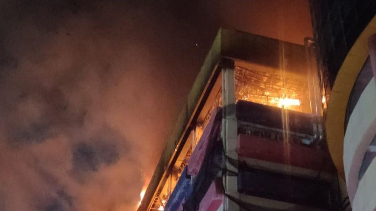 Wajah-Wajah Lemas Korban Kebakaran Glodok Plaza yang Berhasil Dievakuasi