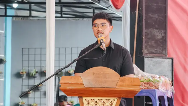 Ketua Umum Partai Solidaritas Indonesia (PSI), Kaesang Pangarep saat meresmikan kantor DPD PSI Grobogan, Jawa Tengah.