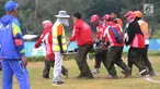 Petugas mengevakuasi atlet paralayang putri asal Malaysia Sharifah Nadiah Wafa saat bertanding pada nomor ketepatan mendarat Asian Games 2018, Bogor (21/8). Sharifah diduga mengalami cedera bagian pinggul kaki kanan ke bawah. (Merdeka.com/Arie Basuki)