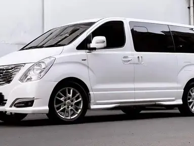 Tampilan Hyundai H1 sebelum facelift ini sudah ada sejak 2008. Desainnya mengotak dengan kaca yang besar, baik di depan, samping, hingga belakang. Kaca pintu baris kedua hanya bisa dibuka dengan cara menggeser bagian kotak kecilnya saja, tidak semua. Sementara kaca baris ketiga mengusung model pop up seperti Kijang kapsul zaman dulu. (Source: olx.co.id)