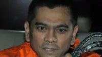 Ketua Komisi D DPRD DKI Jakarta dari partai Gerindra M Sanusi  saat masuk dalam mobil tahanan usai di periksa sebagai tersangka di KPK, Sabtu, dini hari (2/4). (Liputan6.com/Helmi Afandi)