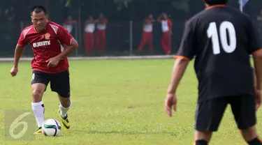 Panglima TNI Jenderal TNI Gatot Nurmantyo menggiring bola saat mengikuti pertandingan eksebisi antara tim Eksekutif TNI vs PS Pemred di lapangan Mabes TNI Cilangkap, Jakarta, Jumat (21/10). (Liputan6.com/Risa Rahayu Kosasih)