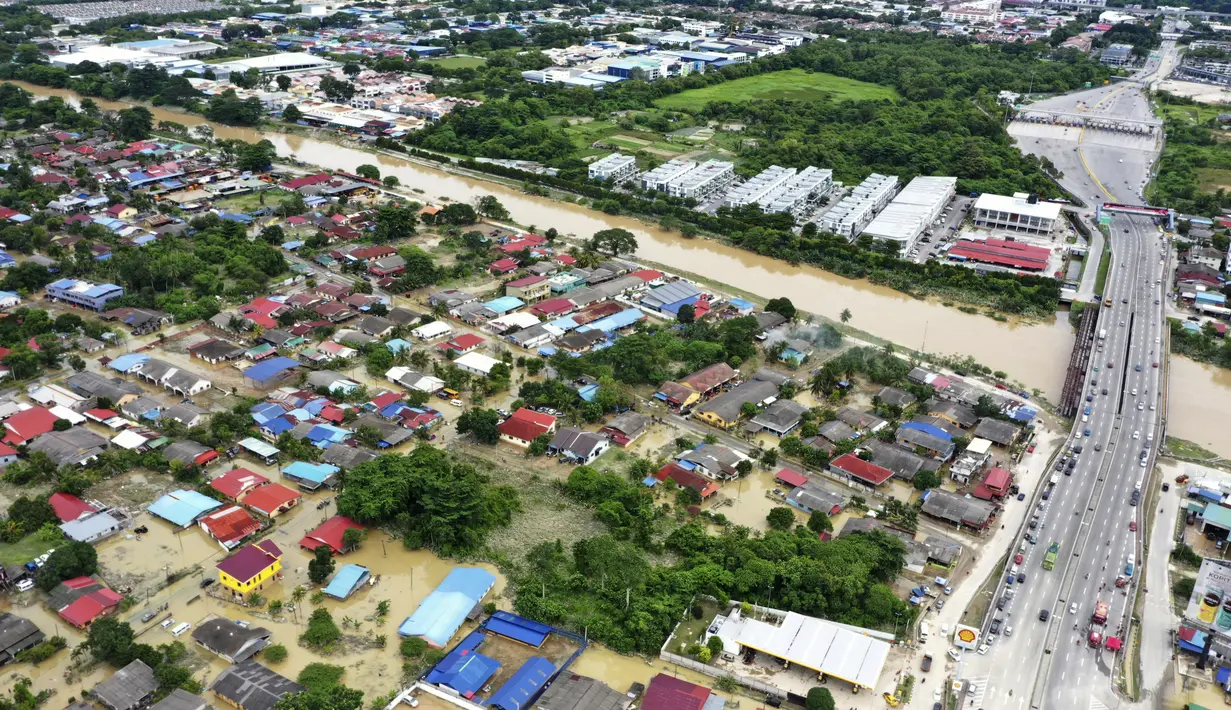 Pemandangan dari udara ini menunjukkan desa yang terendam banjir di Puchong, luar Kuala Lumpur, Malaysia, Minggu (19/12/2021). Kuala Lumpur dan perkampungan sekitarnya dilanda banjir akibat hujan deras selama dua hari. (Chan Yoke Poh/Lion Club International 308B1 via AP)