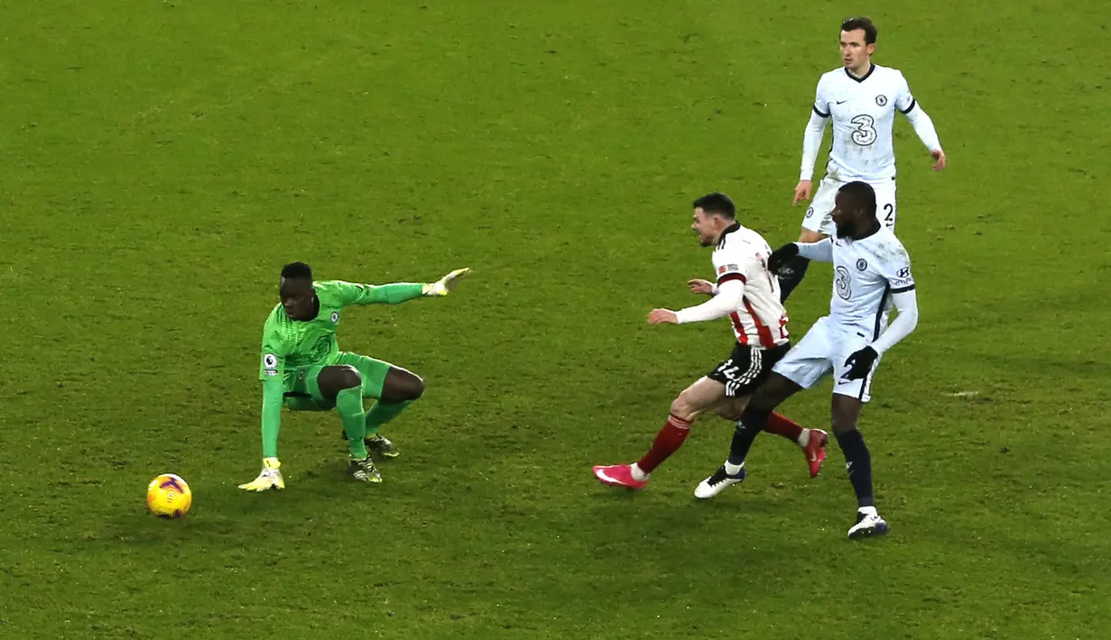 Bek Chelsea, Antonio Ruediger (kanan depan) membuat gol bunuh diri saat bertanding melawan Sheffield United pada pertandingan lanjutan Liga Inggris di stadion Bramall Lane, Inggris, Senin (8/2/2021). Chelsea menang tipis atas Sheffield United 2-1. (Lee Smith/ Pool via AP)