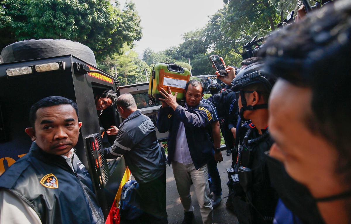 Barang Bukti Penggeledahan Rumah Mewah Sentul Dibawa ke Polda Metro Jaya