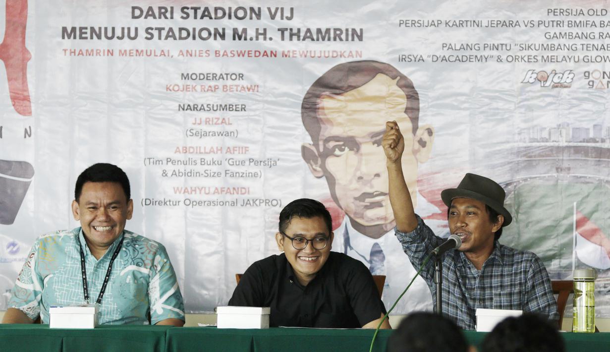 Sejarawan, JJ Rizal, saat berbicara dalam seminar "Dari Stadion VIJ menuju Stadion MH Thamrin" di Balai Kota, Jakarta, Jumat (15/2). Acara ini rangkaian dari Festival 125 Tahun MH Thamrin. (Bola.com/Yoppy Renato)
