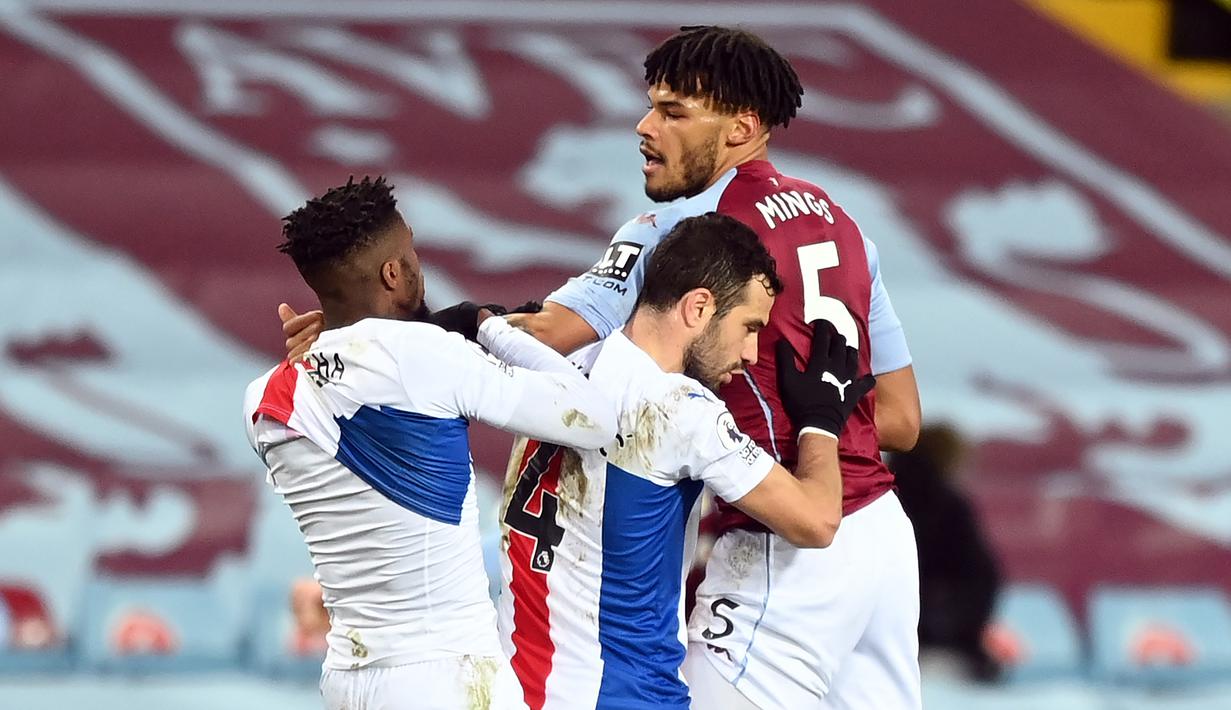 Bek Aston Villa, Tyrone Mings (kanan), terlibat pertikaian dengan striker Crystal Palace, Wilfried Zaha (kiri), dalam laga lanjutan Liga Inggris 2020/21 pekan ke-15 di Villa park, Birmingham, Sabtu (26/12/2020). Aston Villa menang 3-0 atas Crystal Palace. (AFP/Shaun Botterill/Pool)