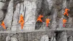 Sejumlah murid kungfu shaolin melakukan gerakan berbahaya diatas tebing gunung  Songshan, , China , (17/3). Dengan berpakaian kungfu dan senjata lengkap mereka berlatih dengan kompak. (REUTERS / China Daily)