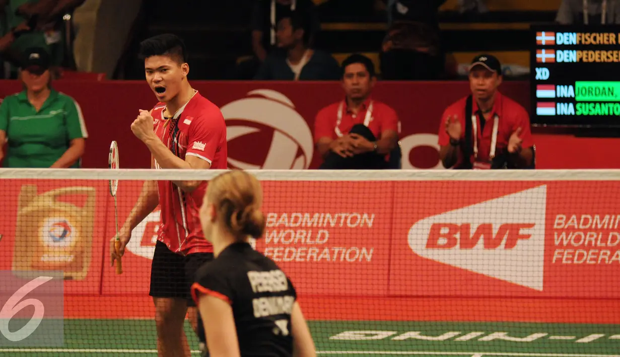 Ganda campuran Indonesia, Praveen Jordan berteriak usai laga melawan Joachim F Nielsen/Christina Pedersen di Total BWF World Championships 2015 di Jakarta, Kamis (13/8/2015). Jordan/Debby unggul 22-20, 19-21, 23-21. (Liputan6.com/Helmi Fithriansyah)