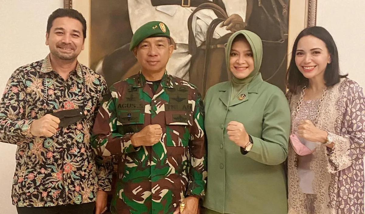 Umar Lubis dan istri juga tak lupa menyampaikan selamat untuk Jendral Agus Subiyanto.&nbsp;<br>