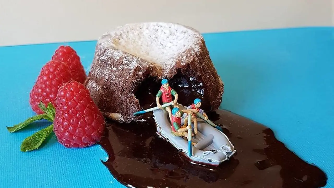[Bintang] 10 Dessert Ini Dijadikan Wahana Mainan Miniatur Beraksi, Lucu!
