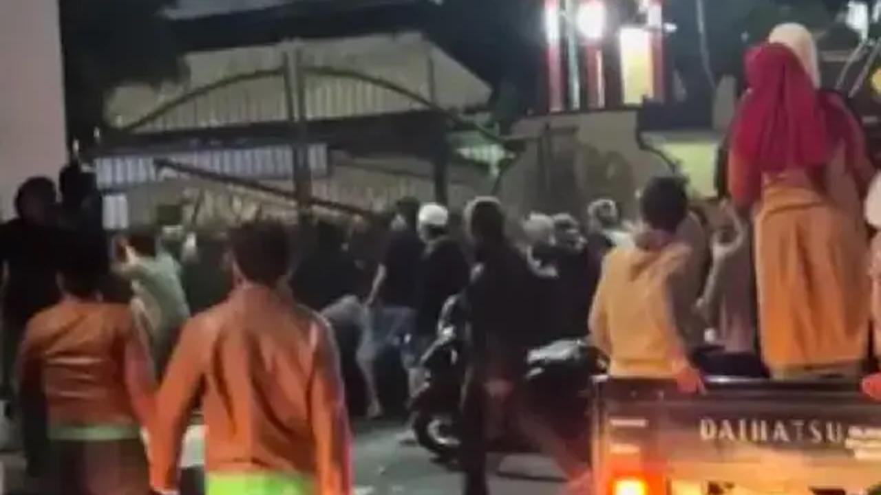 Puluhan massa mendatangi Mapolres Lumajang. (istimewa)